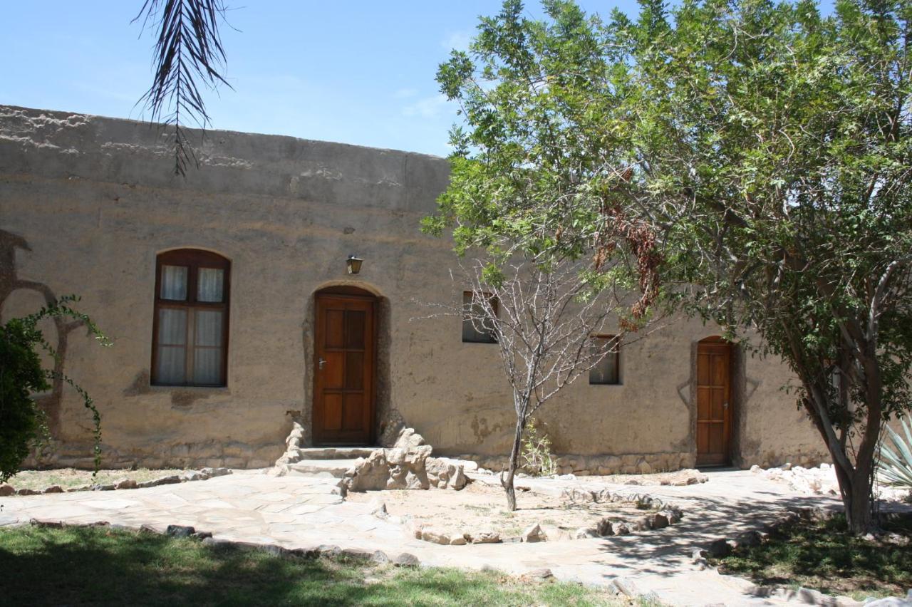 Fort Sesfontein Lodge & Safaris מראה חיצוני תמונה