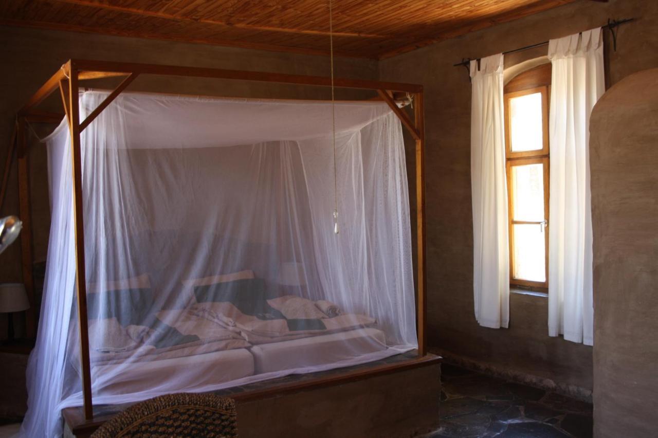 Fort Sesfontein Lodge & Safaris מראה חיצוני תמונה