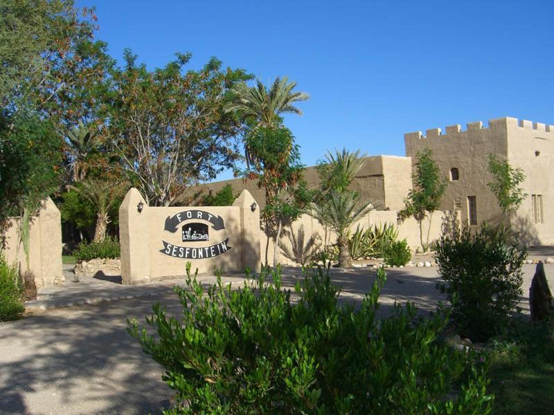 Fort Sesfontein Lodge & Safaris מראה חיצוני תמונה
